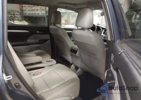 2018 Toyota Highlander Xle z USA, uszkodzony, nr VIN 5TDJZRFH7JS891012